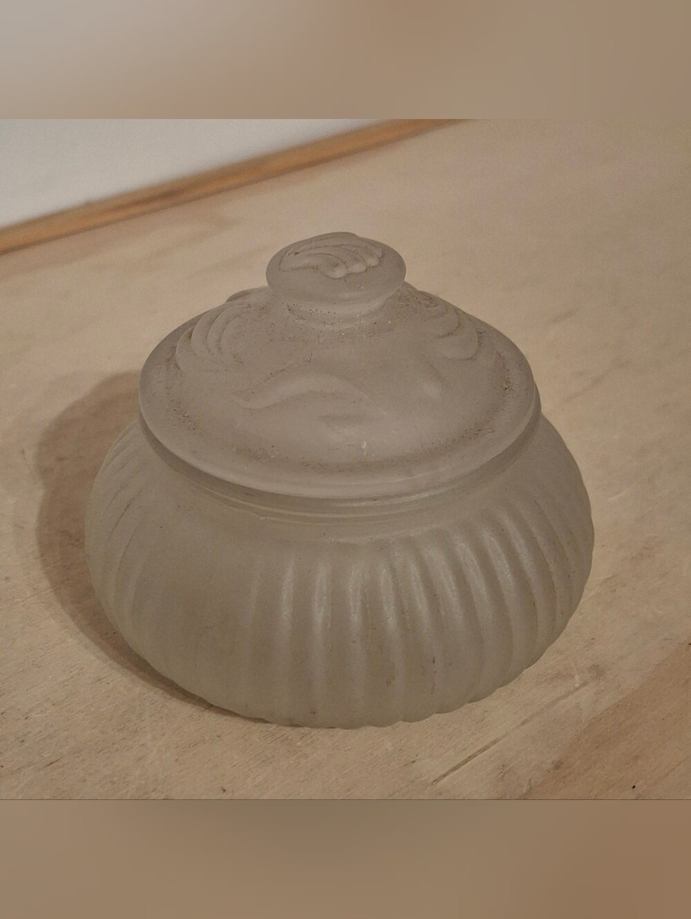 Vintage small frosted (satin) glass lidded vanity trinket box/jar